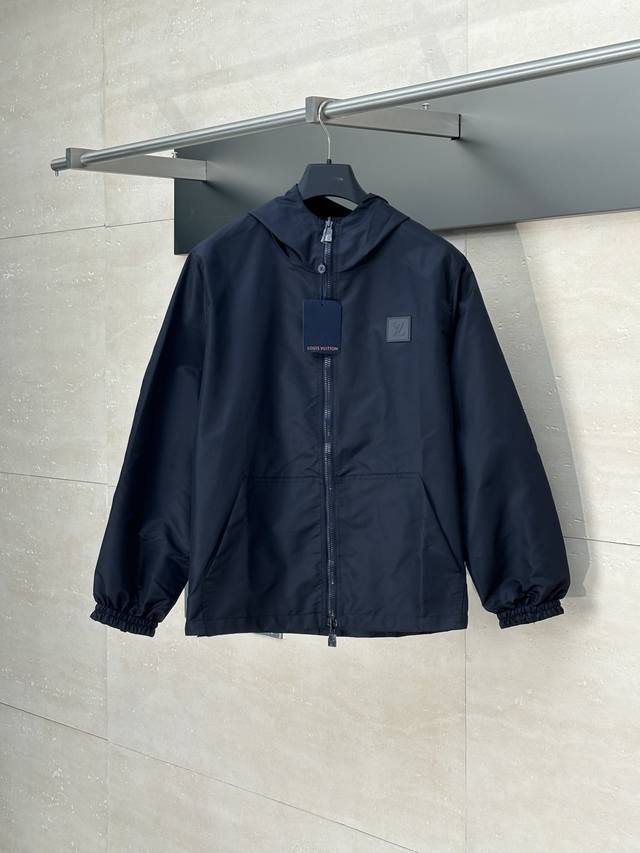 LV* 路易 25Fw新款双面老花提花防风外套 藏青 净色面料采用尼龙加密消光斜纹布，另一面提花面料采用50D尼龙色织提花布，净色前幅定位激光烧花，手工穿白铜材