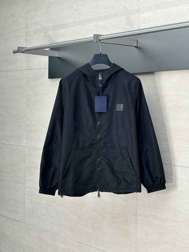 LV* 路易 25Fw新款双面老花提花防风外套 黑色 净色面料采用尼龙加密消光斜纹布，另一面提花面料采用50D尼龙色织提花布，净色前幅定位激光烧花，手工穿白铜材