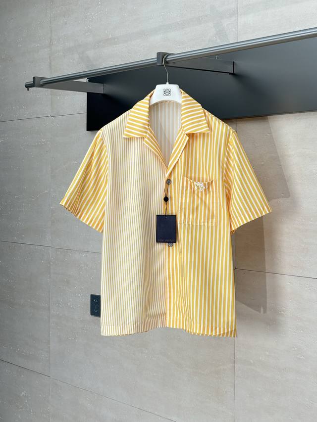 LV* 路易 25Fw秋冬新款拼缝条纹短袖翻领衬衫 以宽窄不一的条纹营造拼缝效果，满身Monogram 提花压纹背景，标识提花之上铺陈印花图案，珠光纽扣，配有金