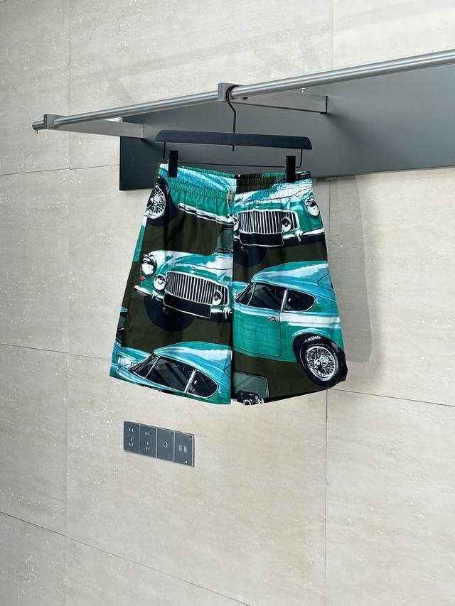 Burberry* 巴宝莉 25早秋新款印花休闲沙滩短裤 满身黑绿印花图案，汽车图案融入品牌Logo和字母，弹力松紧带腰围，内里黑色抽绳 Size：S M L