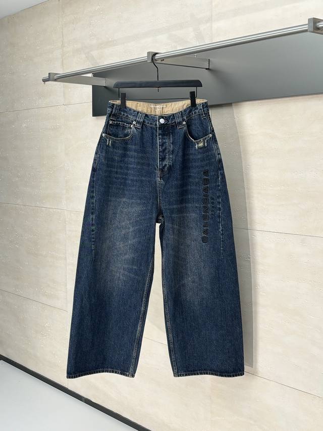 Balenciaga* 巴黎 25Fw Baggy 刺绣牛仔裤 意大利靛蓝环锭纱牛仔，将传统纺纱技术、天然染色哲学与现代纺织科技深度融合，用工业化精度复刻自然肌