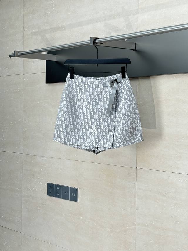 Dio* 迪奥 25Ss新款经典Oblique提花面料搭片设计裤裙 采用科技塔夫绸提花面料精心制作 腰间搭扣装饰，一片式剪裁上身舒适，别具一格 原版定制版型细节