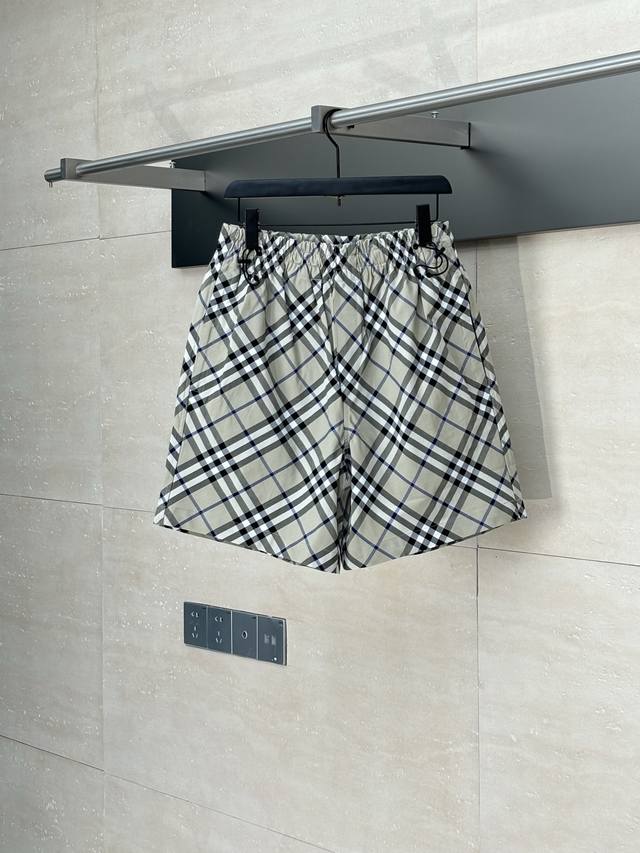 Burberr* 巴宝莉Bbr 25Ss经典斜格纹休闲沙滩短裤 不挑人版型帅气又时髦 后袋饰有马术骑士徽标贴花刺绣低调奢华 进口面料质感轻盈细腻 经典松紧腰版型