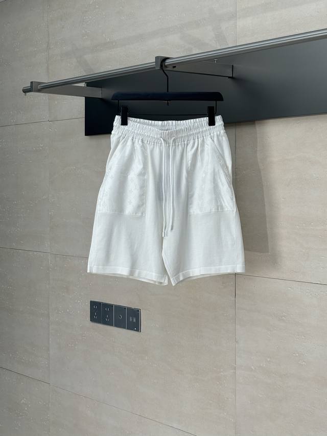 LV* 路易 25Ss新款口袋老花短裤 面料选用进口纯棉面料，细腻柔软 如同第二层肌肤般贴合，带来无与伦比的穿着体验 以莹泽锦纶嵌饰点亮口袋，搭配抽绳设计，亮点