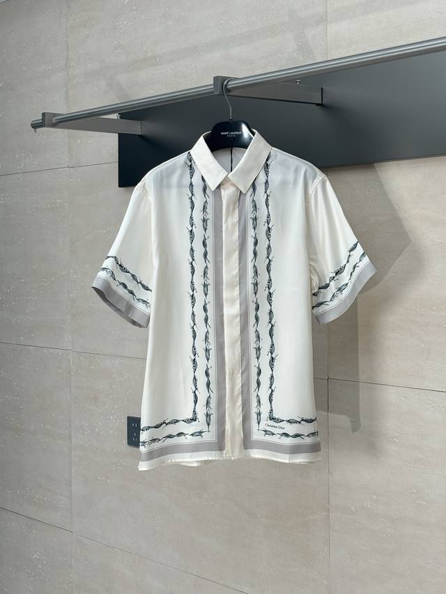 Dio* 迪奥 25Ss新款铃兰花短袖衬衫 突显经典的 Cistian Couture 标志，点缀以铃兰图案，向 先生对花朵的热爱致敬。采用白色桑蚕丝斜纹面料精