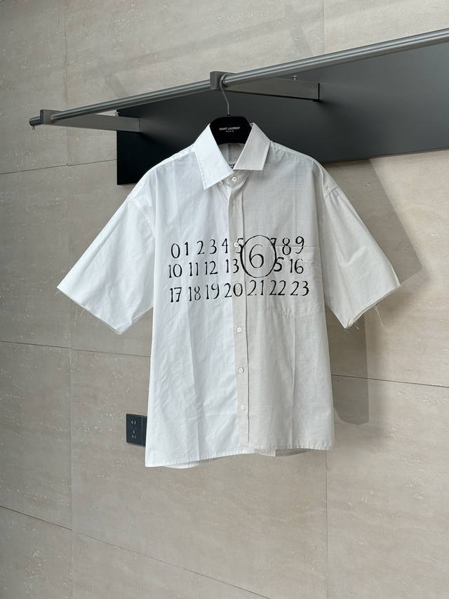 Maison Margiela* Mm6马吉拉 25Ss新款数字印花撞色衬衫 定制全棉细裥条纹素缎衬衫料 以及细薄平纹素雅抗皱织物 精致细腻 舒适贴肤 以纯净白
