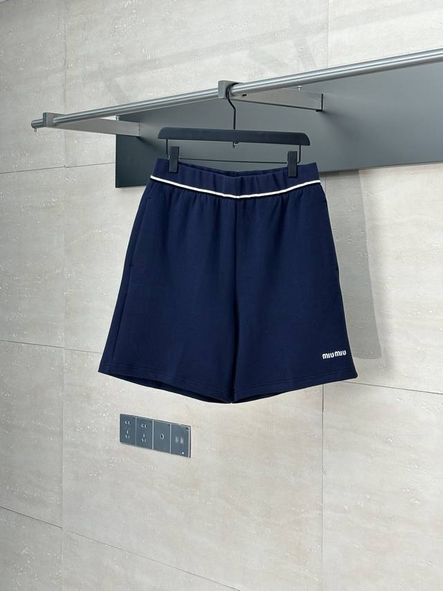 Miumiu* 缪缪 25Ss新款刺绣珠地布短裤 选用100%棉纤维编织而成的珠地布。棉纤维赋予面料吸湿透气，亲肤等特点。珠地结构表面呈现凹凸疏孔，形似蜂巢，促