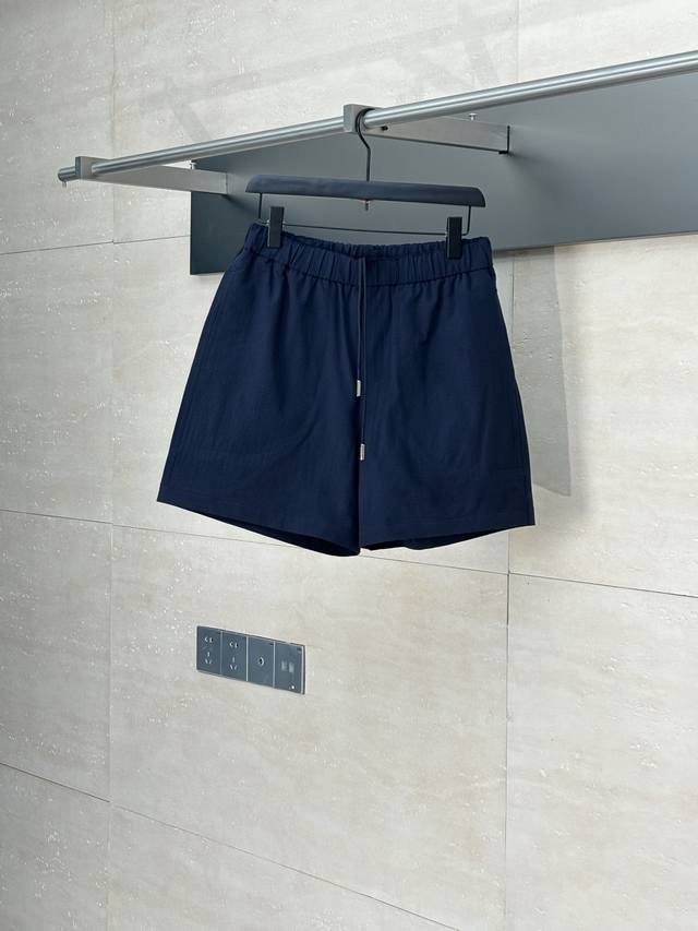 Moncler* 蒙口 25Ss新款泡泡皱饰标短裤 选用76%的高棉含量＋24%聚酯纤维的棉质混纺梭织面料。高棉含量确保了面料柔软、亲肤、透气性较好等优点，少量