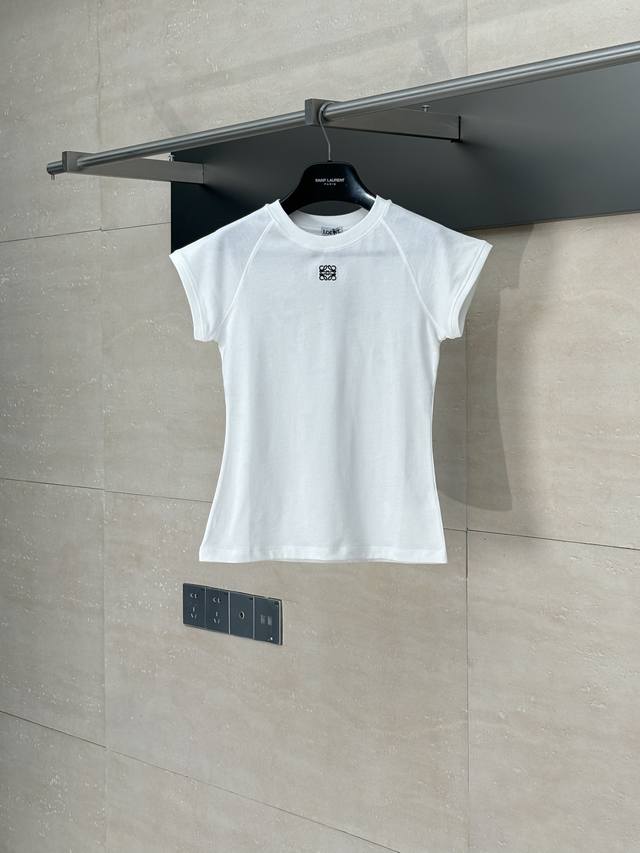 Loewe* 罗意威 25Ss新款飞袖刺绣短袖T恤 定制全棉材质，透气舒适，质感十足 插肩飞袖走线搭配短边袖口，勾勒直角肩线 胸前勾勒出标志性图腾徽标图案 品牌