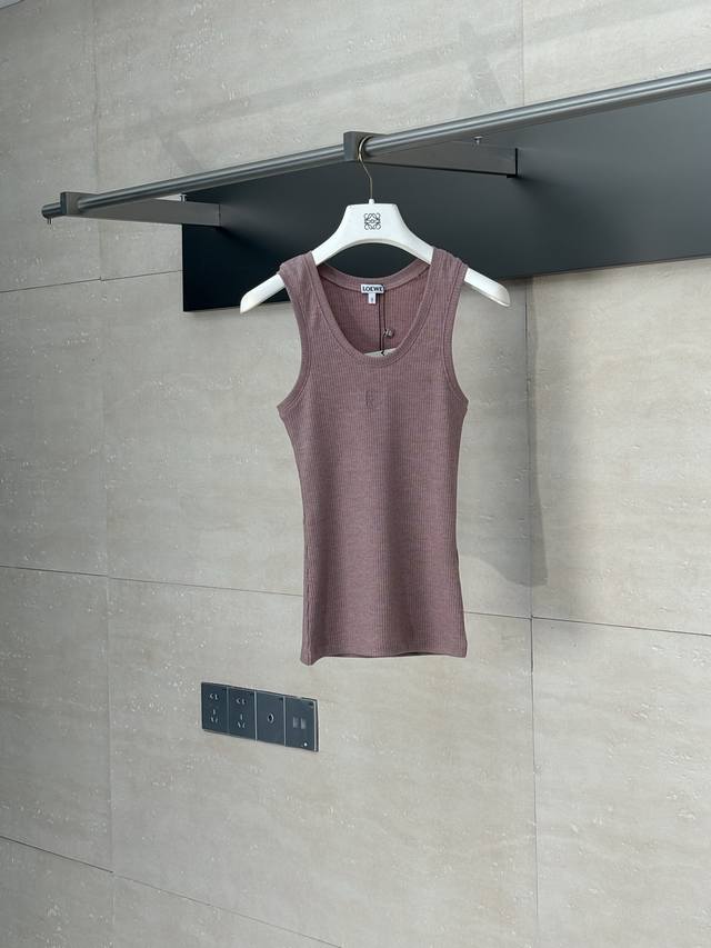 Loewe* 罗意威 25Ss新款经典胸前Logo百搭背心 进口百分百纯棉面料，手感好，上身佳 配置了修身的版型打造，对于身材是很好的诠释 中间的Logo刺绣更