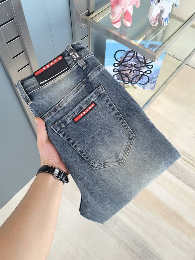 普拉达 秋冬新款现货上市，原单爆款牛仔裤超级定制款，原版五金，超级重工工艺，版型超赞细节做工无可挑剔！款式不挑人，特别高档，好货不等人，看中赶紧下手，尺码：29