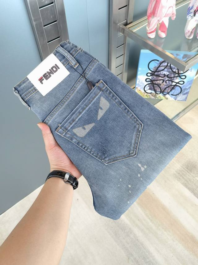 芬迪 秋冬新款现货上市，原单爆款牛仔裤超级定制款，原版五金，超级重工工艺，版型超赞细节做工无可挑剔！款式不挑人，特别高档，好货不等人，看中赶紧下手，尺码：28-