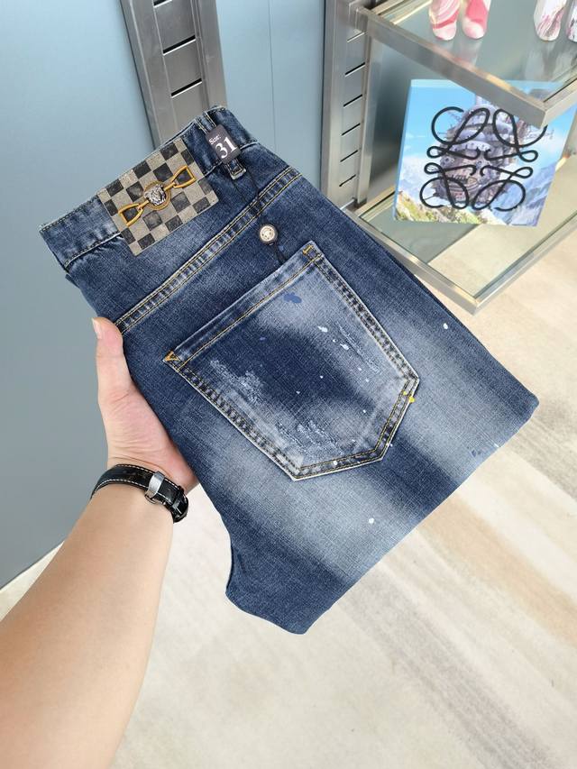 范思哲 秋冬新款现货上市，原单爆款牛仔裤超级定制款，原版五金，超级重工工艺，版型超赞细节做工无可挑剔！款式不挑人，特别高档，好货不等人，看中赶紧下手，尺码：28