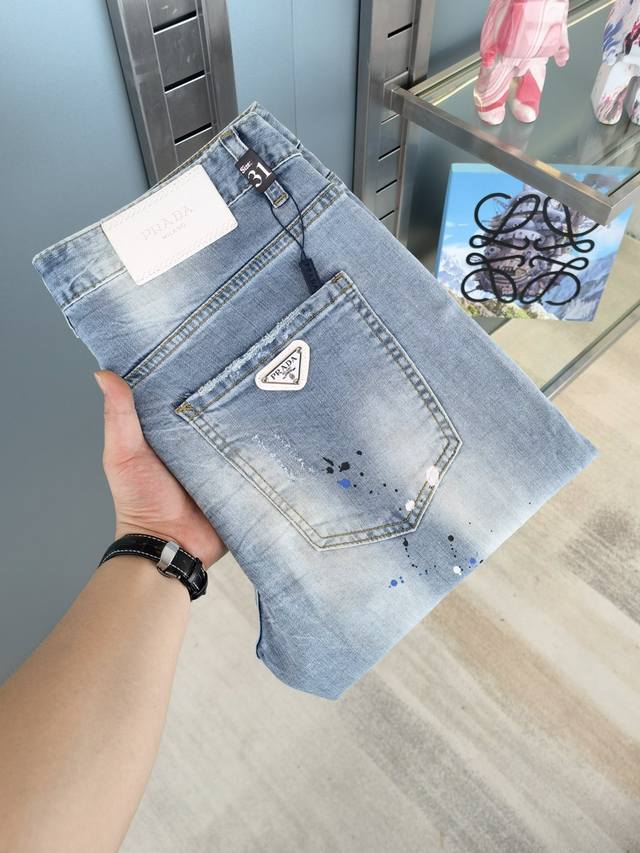 普拉达 秋冬新款现货上市，原单爆款牛仔裤超级定制款，原版五金，超级重工工艺，版型超赞细节做工无可挑剔！款式不挑人，特别高档，好货不等人，看中赶紧下手，尺码：28