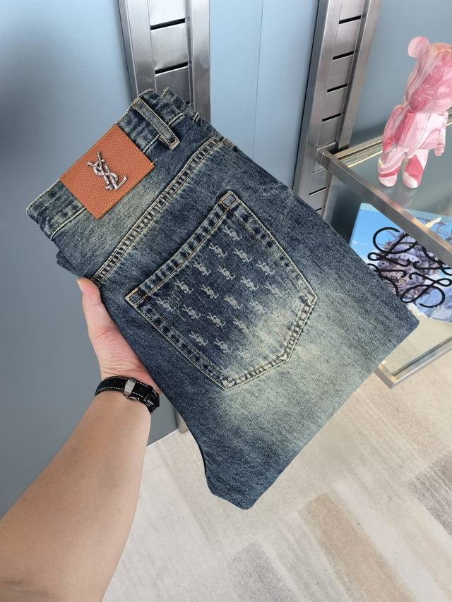 Ysl 秋冬新款现货上市，原单爆款牛仔裤超级定制款，原版五金，超级重工工艺，版型超赞细节做工无可挑剔！款式不挑人，特别高档，好货不等人，看中赶紧下手，尺码：28