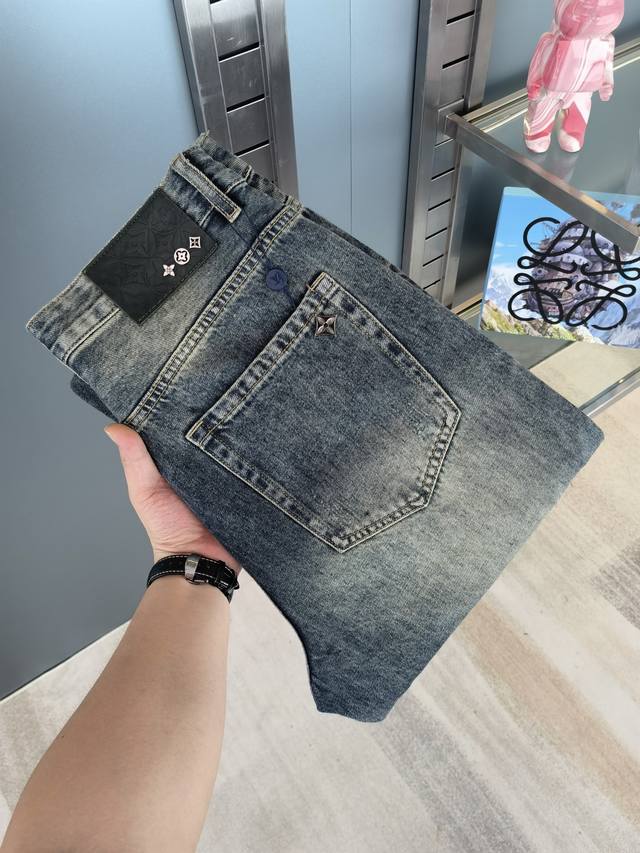 Lv 秋冬新款现货上市，原单爆款牛仔裤超级定制款，原版五金，超级重工工艺，版型超赞细节做工无可挑剔！款式不挑人，特别高档，好货不等人，看中赶紧下手，尺码：28-