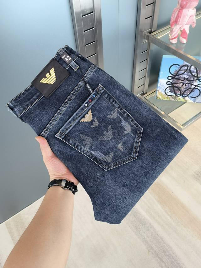 阿玛尼 秋冬新款现货上市，原单爆款牛仔裤超级定制款，原版五金，超级重工工艺，版型超赞细节做工无可挑剔！款式不挑人，特别高档，好货不等人，看中赶紧下手，尺码：28