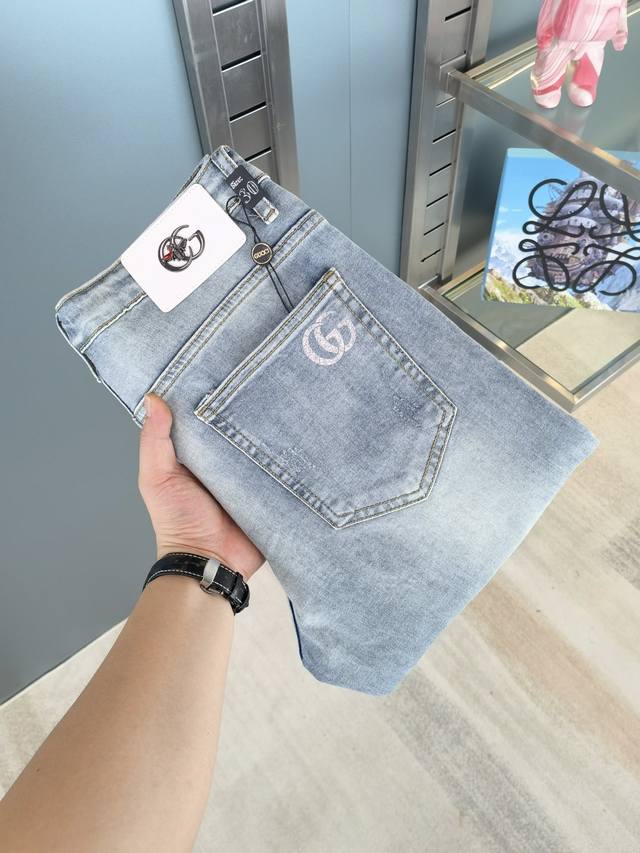 古奇 秋冬新款现货上市，原单爆款牛仔裤超级定制款，原版五金，超级重工工艺，版型超赞细节做工无可挑剔！款式不挑人，特别高档，好货不等人，看中赶紧下手，尺码：28-