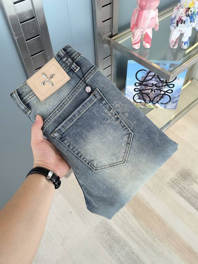 克罗心 秋冬新款现货上市，原单爆款牛仔裤超级定制款，原版五金，超级重工工艺，版型超赞细节做工无可挑剔！款式不挑人，特别高档，好货不等人，看中赶紧下手，尺码：28