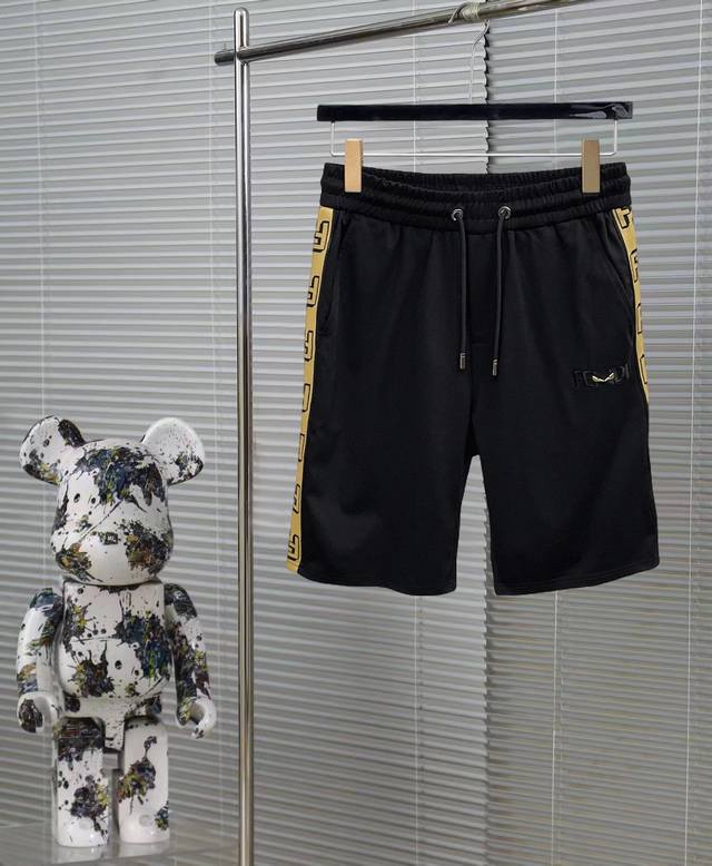 芬迪 2025Ss春夏新款原单专柜休闲短裤，奢华经典品牌原版Logo配饰 专柜热销款 身穿着非常舒适 低调不失奢华 穿出去非常有档次 裤型款式和裁剪亦无需多言