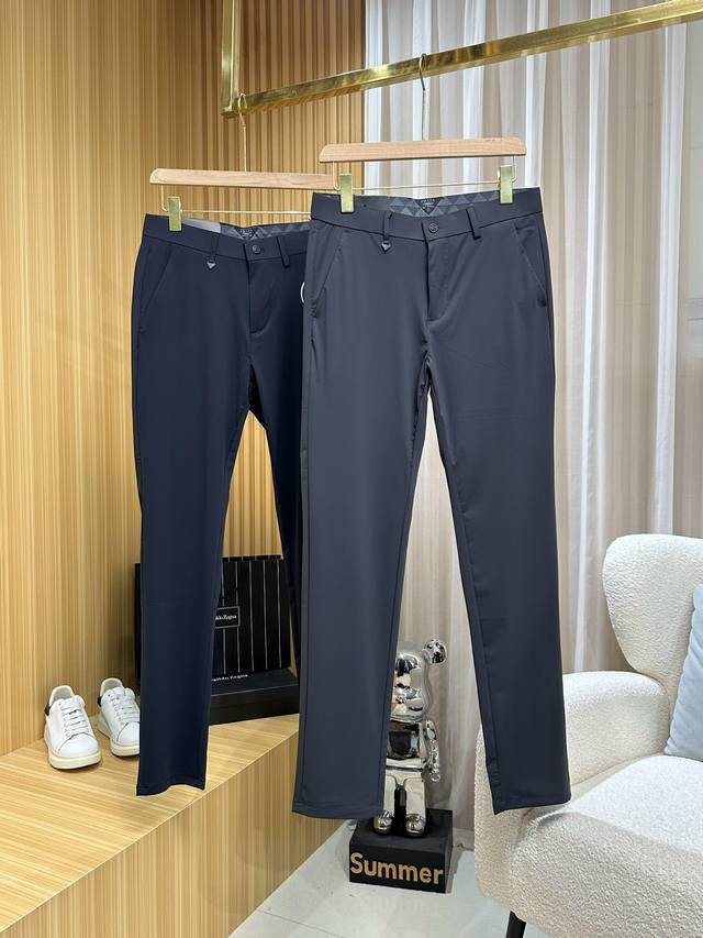 pra*A普 达 25Ss春夏新款轻薄锦纶天丝弹力面料西裤！三角标Logo设计品质极高轻奢风男士夏级薄款商务休闲西裤专柜每季必备主推基础款！板型无需多言三角标p