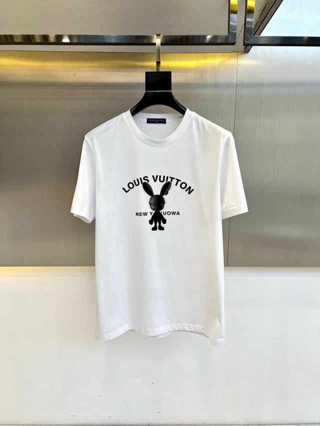LV、2025春夏男士新款经典Logo印花圆领短袖T恤。进口丝光棉面料，面料手感丝滑柔软，透气亲肤性极佳，着身无比的舒适，整体质感相当之高！衣身胸前标志性徽标L