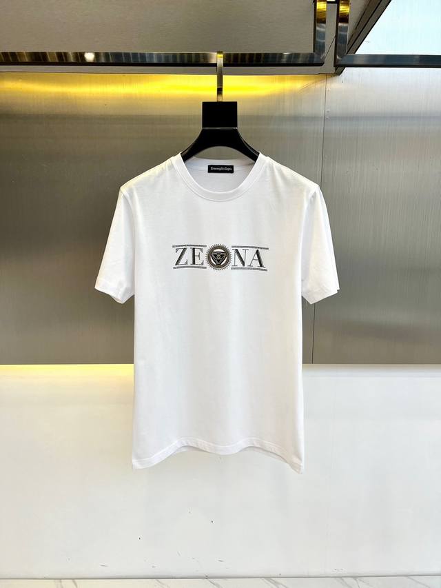 Zegna杰尼亚、2025春夏男士新款经典Logo印花圆领短袖T恤。进口丝光棉面料，面料手感丝滑柔软，透气亲肤性极佳，着身无比的舒适，整体质感相当之高！衣身胸前