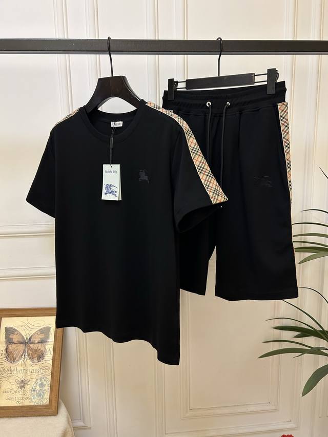 爆款 整套出。不拆卖。 B家 巴宝莉 2025休闲男装短袖舒适套装，高端定制M一3Xl。黑色 白色 L肩宽47胸围104衣长70 腰围72裤长60