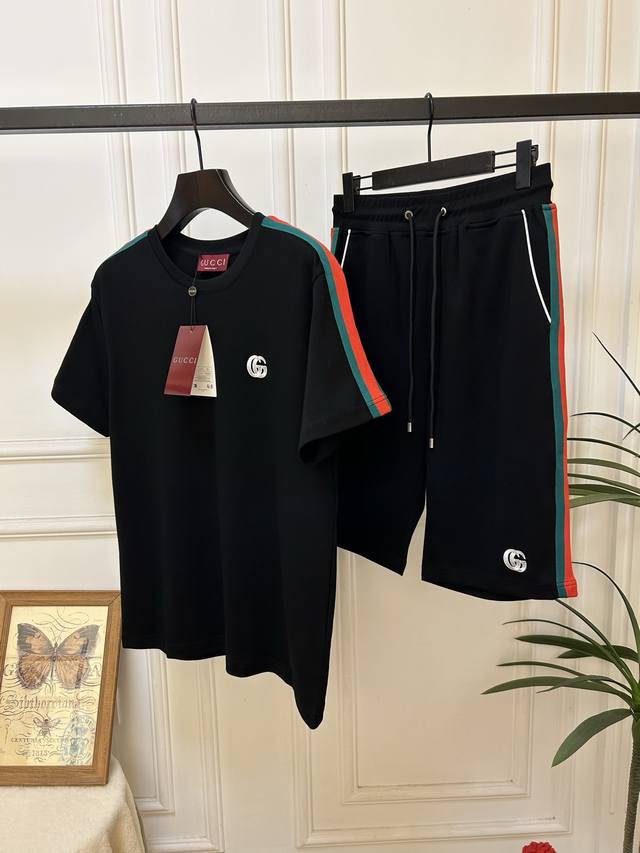 爆款 整套出。不拆卖。古奇 Gucci 2025休闲男装短袖舒适套装，高端定制M一3Xl。黑色 白色 L肩宽47胸围104衣长70 腰围72裤长60