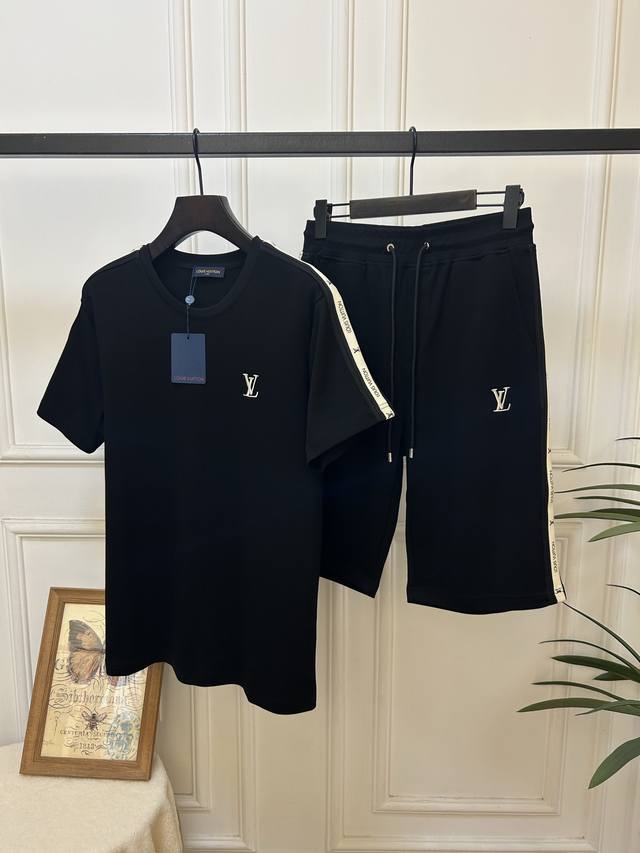 爆款 整套出。不拆卖。 Lv 2025休闲男装短袖舒适套装，高端定制M一3Xl。黑色 L肩宽47胸围104衣长70 腰围72裤长60