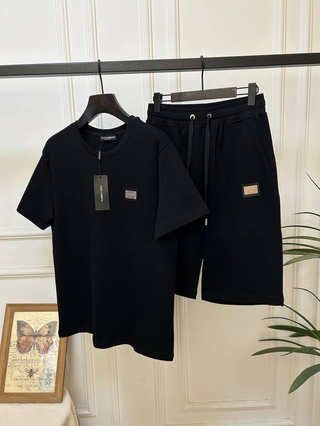 爆款 整套出。不拆卖。 Dg 2025休闲男装短袖舒适套装，高端定制M一3Xl。黑色 L肩宽47胸围104衣长70 腰围72裤长60