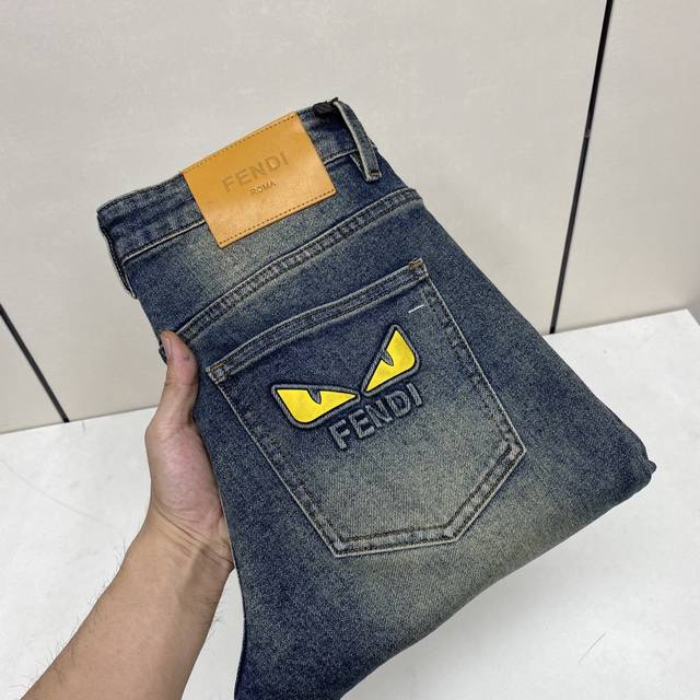 顶级版本 2025秋冬欧洲专柜新款 超A代购级别海外贸易公司订单货源，顶级原单高端男士定制时尚修身小直筒牛仔裤2803 颜色：重工艺炒沙洗水，图片色 尺码：29