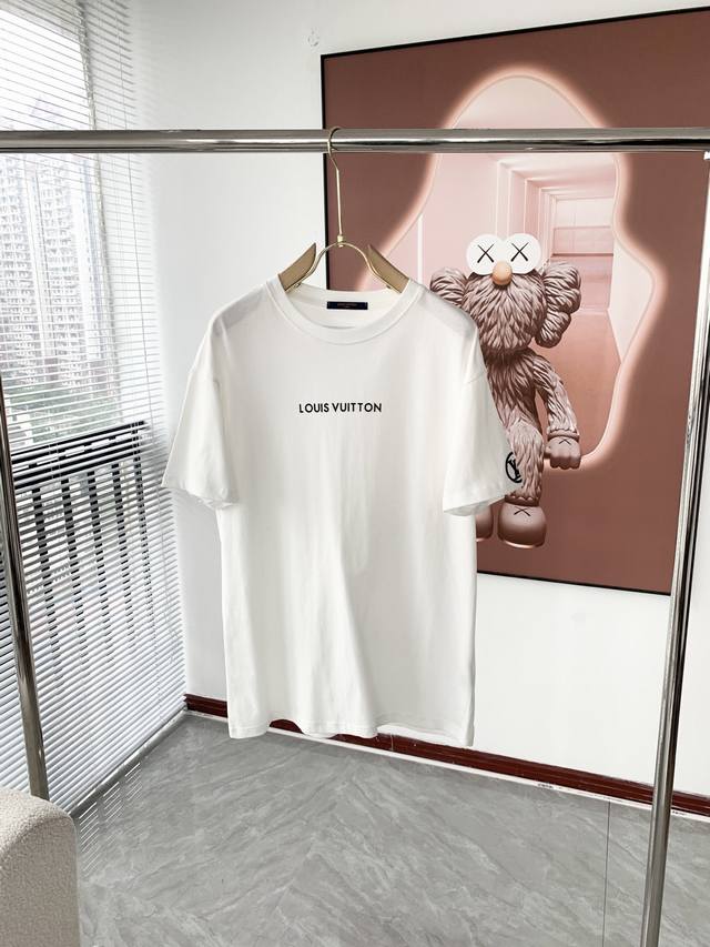 顶级版本 区别通货 2025 Lv 夏季新款 重磅推出双纱纯棉面料短袖 春夏走秀款 个性独家款式 男女同款 采用进口定制定染面料 后领锁链底全包肩 过水不变形不