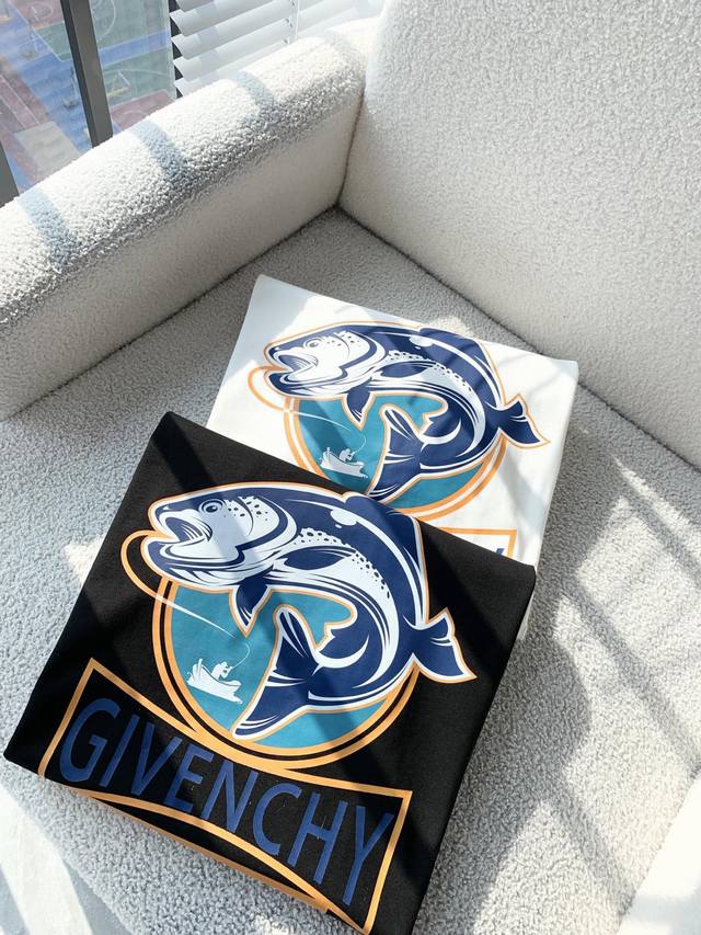 顶级版本 区别通货 2025 纪梵希 夏季新款 重磅推出双纱纯棉面料短袖 春夏走秀款 个性独家款式 男女同款 采用进口定制定染面料 后领锁链底全包肩 过水不变形