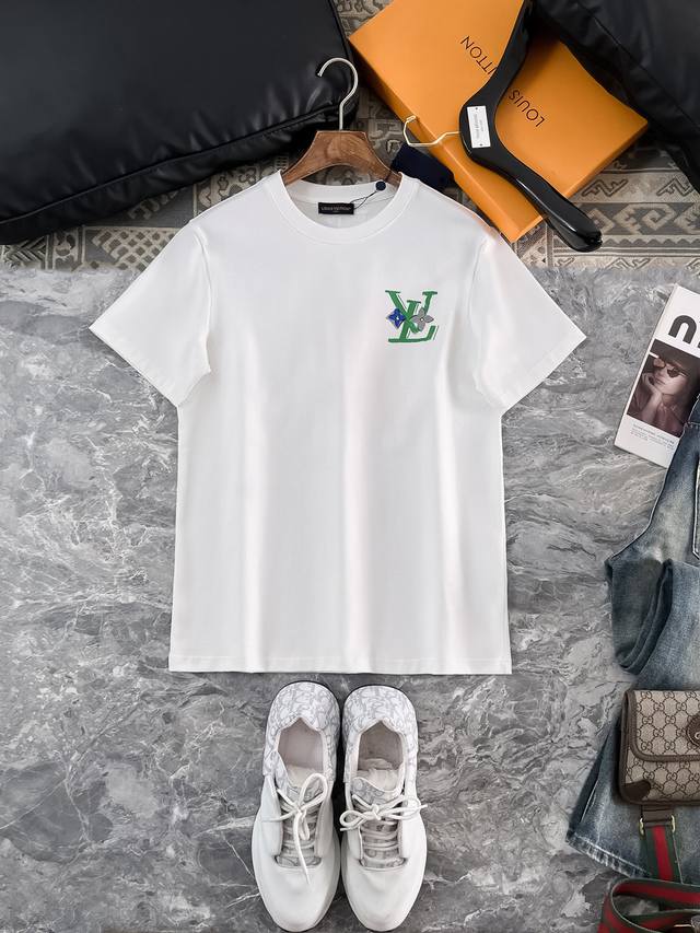 Lv 路易 高定面料 2025春夏新品上市时尚经典圆领短袖时尚单品设计，更加时尚舒适，高标准定制，上身非常有型，采用重磅280G双纱精梳棉材质 面料质感非常细腻