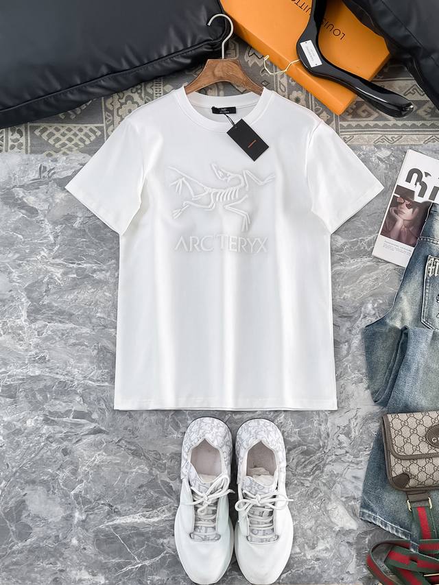 始祖鸟 高定面料 2025春夏新品上市时尚经典圆领短袖时尚单品设计，更加时尚舒适，高标准定制，上身非常有型，采用重磅280G双纱精梳棉材质 面料质感非常细腻，细