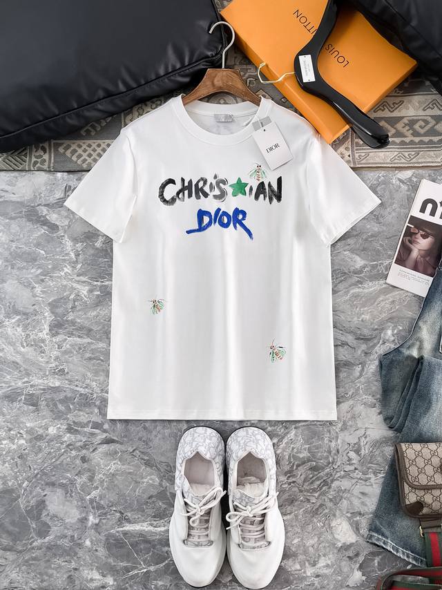 Dio 迪奥 高定面料 2025春夏新品上市时尚经典圆领短袖时尚单品设计，更加时尚舒适，高标准定制，上身非常有型，采用重磅280G双纱精梳棉材质 面料质感非常细