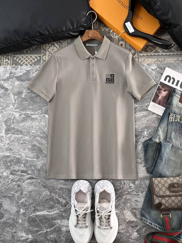 Giv 纪梵希 2025春夏新款男士标识短袖polo衫，延续经典商务休闲翻领polo恤.该款polo衫采用丝光双面棉质珠地面料制成，隽永设计可跨越时尚潮流。经典