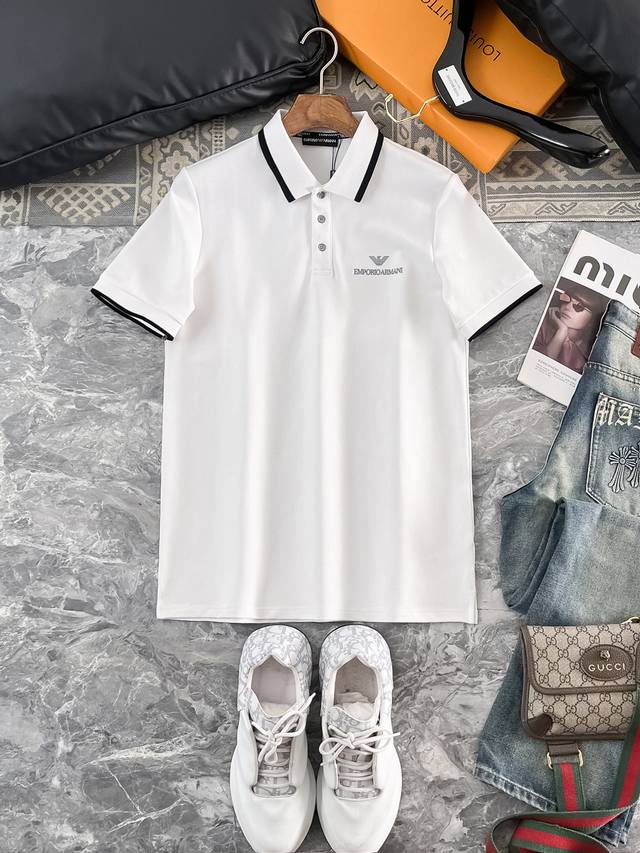 Arm 阿玛尼 2025春夏新款男士标识短袖polo衫，延续经典商务休闲翻领polo恤.该款polo衫采用丝光双面棉质珠地面料制成，隽永设计可跨越时尚潮流。经典