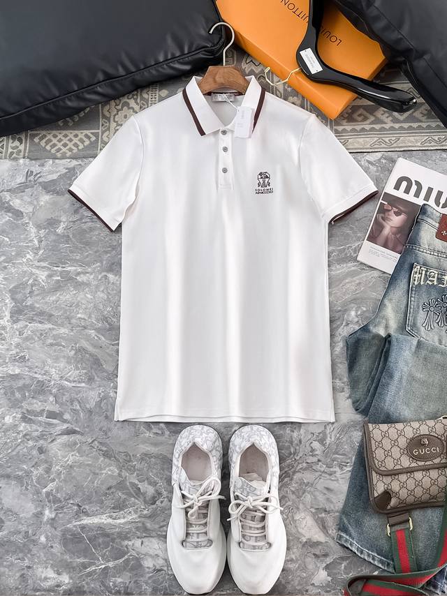 Bc 2025春夏新款男士标识短袖polo衫，延续经典商务休闲翻领polo恤.该款polo衫采用丝光双面棉质珠地面料制成，隽永设计可跨越时尚潮流。经典款型，品牌