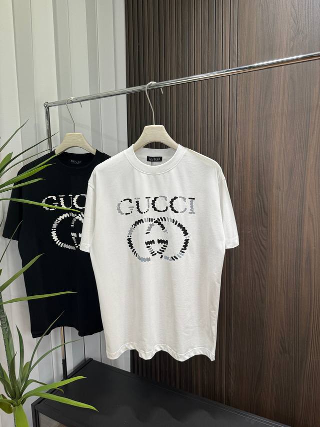 Gucci 2025Ss春夏新款短袖 全棉平纹面料打造 再洗水定型 磨破工艺 前胸Logo烫钻工艺 高品质 手感柔软 定制面料 做工精细 男女同款 黑色 白色