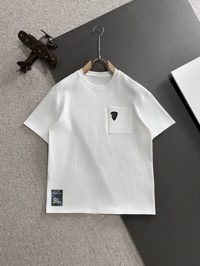 隔天出货 巴宝莉 2025夏季新款 顶级品质 区别通货 重磅推出特殊面料短袖 夏季走秀款 个性独家款式 男女同款 采用进口定制定染面料 后领锁链底全包肩 过水不