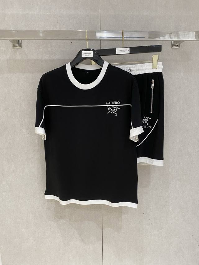 始祖鸟 高端定制 2025春夏新款首发专柜最新款短袖短裤休闲套装 高端订制 设计前卫时尚！品牌Logo重工艺设计 高端定制纯棉面料.手感柔软.穿着舒适.专柜级别