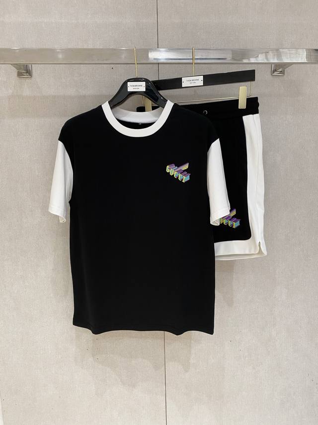 古驰 高端定制 2025春夏新款首发专柜最新款短袖短裤休闲套装 高端订制 设计前卫时尚！品牌Logo重工艺设计 高端定制纯棉面料.手感柔软.穿着舒适.专柜级别精