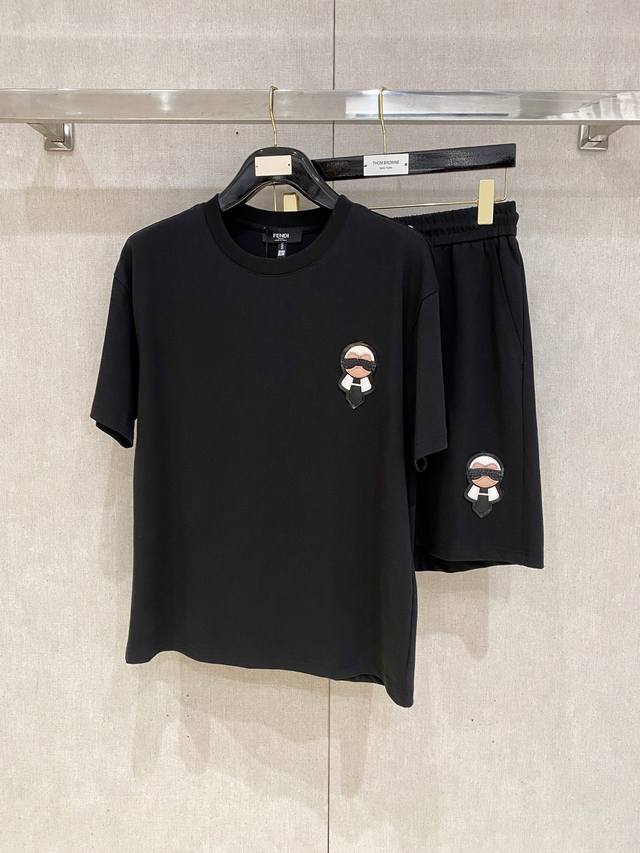 芬迪 高端定制 2025春夏新款首发专柜最新款短袖短裤休闲套装 高端订制 设计前卫时尚！品牌Logo重工艺设计 高端定制纯棉面料.手感柔软.穿着舒适.专柜级别精