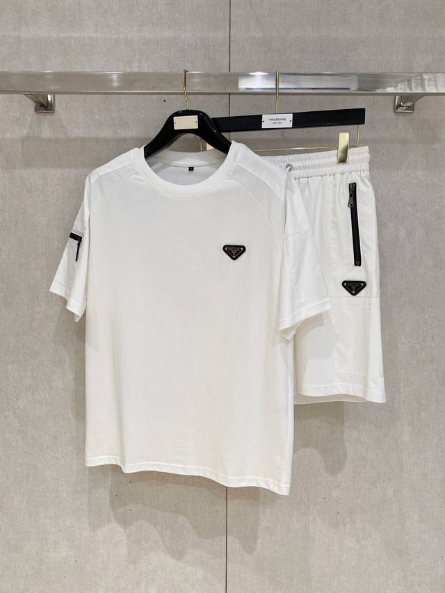 普拉达 高端定制 2025春夏新款首发专柜最新款短袖短裤休闲套装 高端订制 设计前卫时尚！品牌Logo重工艺设计 高端定制纯棉面料.手感柔软.穿着舒适.专柜级别