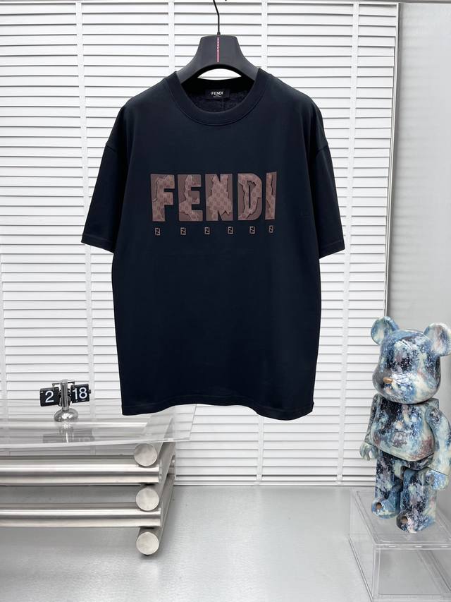 Fend*25Ss新款经典印花短袖，明星穿搭款，采用双纱纯棉280G，印花工艺，面料颜色定制定染，不缩水不退色。手感舒服，质感超强潮男潮女必备经典落肩阔版型，独