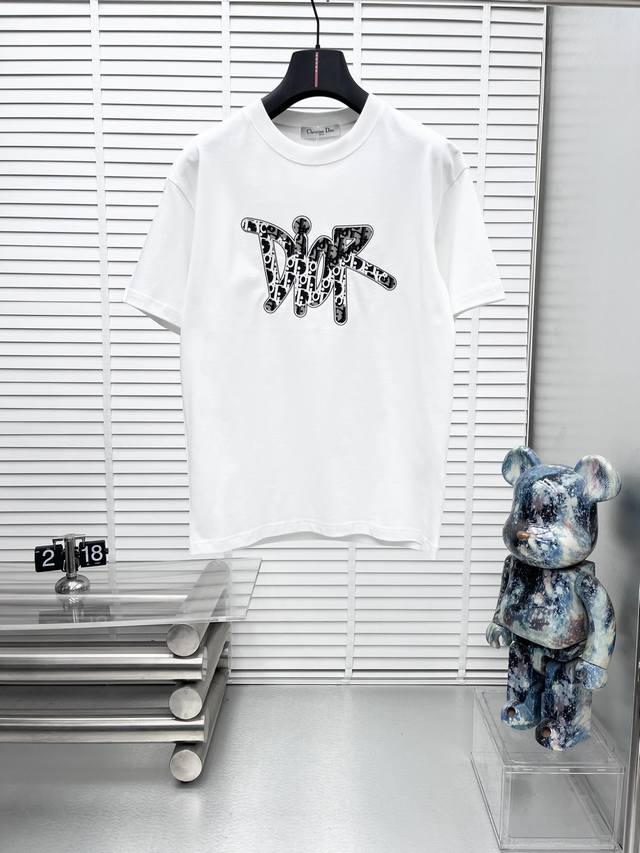 Dio*25Ss新款经典印花短袖，明星穿搭款，采用双纱纯棉280G，印花工艺，面料颜色定制定染，不缩水不退色。手感舒服，质感超强潮男潮女必备经典落肩阔版型，独家