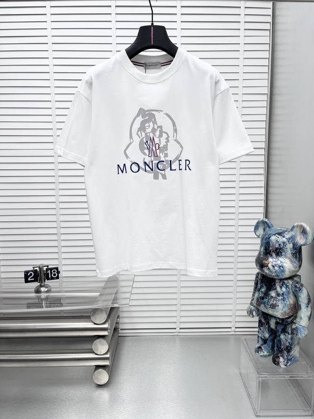 Moncler*25Ss新款经典印花短袖，明星穿搭款，采用双纱纯棉280G，印花工艺，面料颜色定制定染，不缩水不退色。手感舒服，质感超强潮男潮女必备经典落肩阔版
