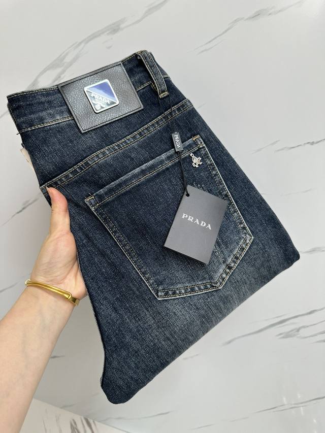 prada 官网专柜同步有售，原单狠货，超级有范儿的一款牛仔裤，定制原版水洗牛仔面料，独特设计，顶级印花工艺字母图案Logo，原版五金辅料装饰，极为翘楚的一款牛